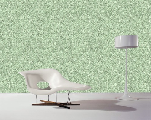 Raumgestaltung mit grüner Struktur Tapete, Sessel und Stehlampe