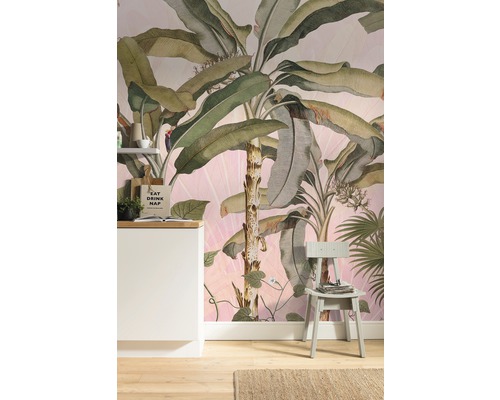 Vue d''une pièce avec papier peint à motifs floraux, comptoir de cuisine et chaise