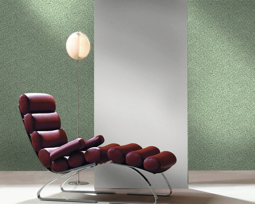 Interieuransicht mit Sessel, Stehlampe und Wandgestaltung