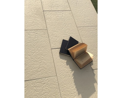 Steinplatten mit Büchern