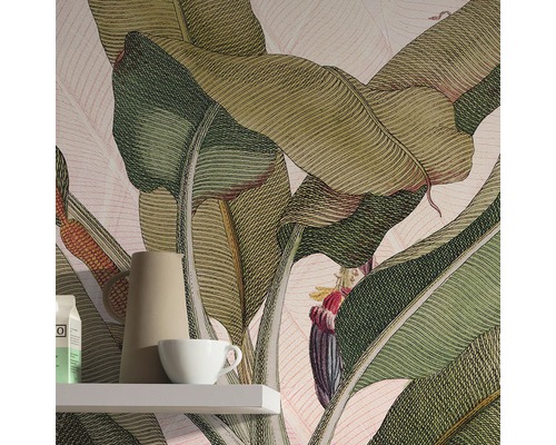 Gros plan d''une pièce avec un papier peint à motif de feuilles de bananier, une étagère, un pichet et une tasse