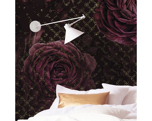 Chambre avec papier peint à motif de roses, lit et lampe