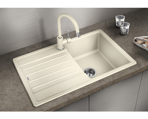 Évier de cuisine beige avec égouttoir et robinet