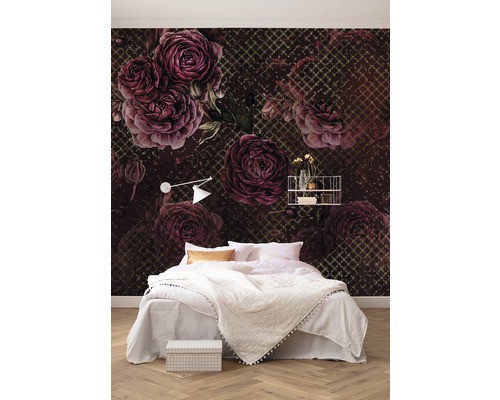 Chambre à coucher avec lit double devant un papier peint photo avec motif floral de roses