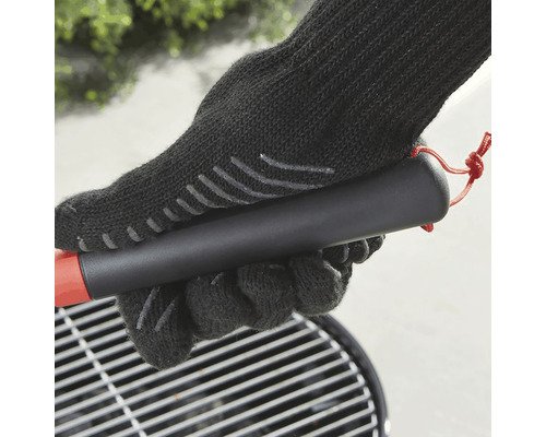 Gant de barbecue tenant une brochette