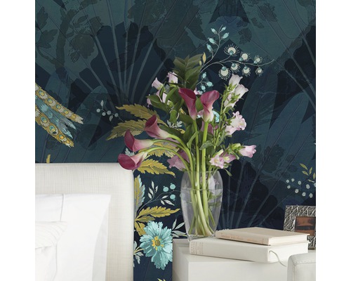 Pièce décorative avec papier peint à motifs, fleurs dans un vase et table de chevet