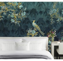 Schlafzimmer mit floraler Vogel-Tapete und weißem Bett