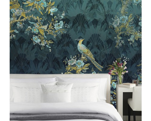 Chambre à coucher avec papier peint floral à oiseaux et lit blanc