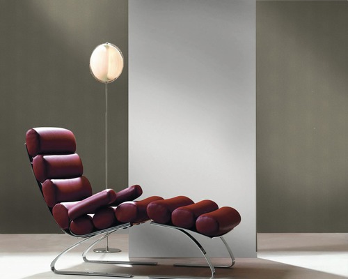 Liege mit Rollenpolsterung auf verchromtem Metallgestell und Stehleuchte