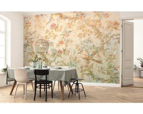 Salle à manger avec table à manger, chaises et papier peint floral