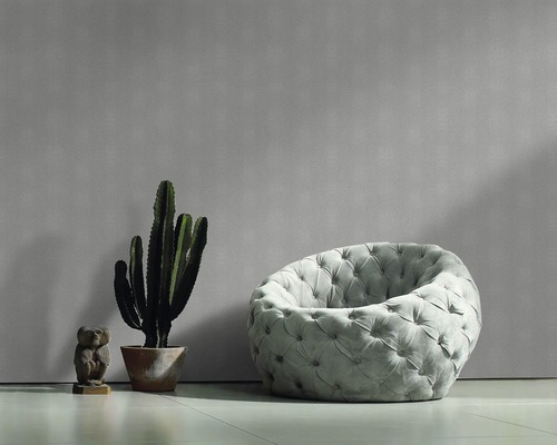Scène avec fauteuil rembourré, cactus et figurine décorative de hibou