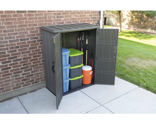 Gartenschrank mit geöffneten Türen und diversen Gegenständen