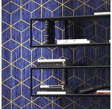Regal mit Büchern vor einer Wand mit geometrischer Tapete