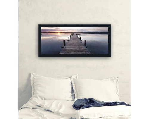 Gerahmtes Wandbild mit einem Steg auf einem See über einem Bett