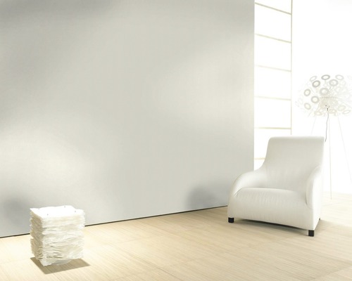 Pièce lumineuse avec fauteuil et lampes pour un intérieur moderne