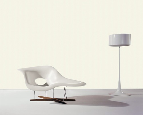 Photo d''intérieur avec fauteuil lounge en plastique et lampadaire