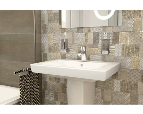 Salle de bain avec lavabo, robinet, distributeur de savon, porte-brosse à dents et carreaux muraux à motifs