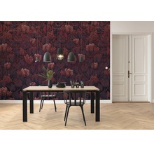 Esszimmer mit Esstisch, Stühlen, Pendelleuchten und floraler Tapete