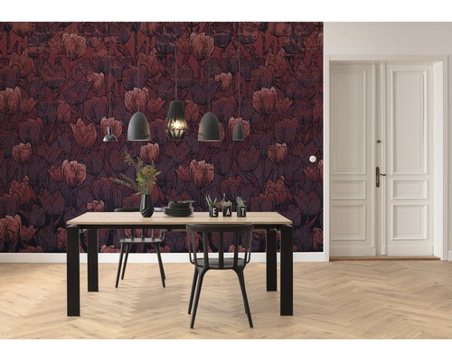 Salle à manger avec table, chaises, suspensions et papier peint à fleurs