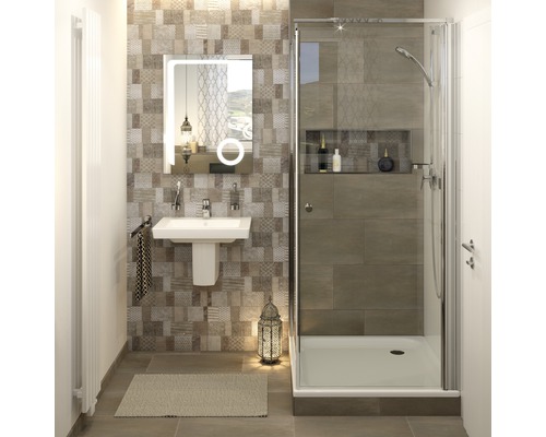 Salle de bains avec douche, lavabo, miroir et carrelage à motifs