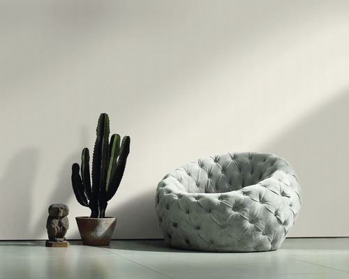 Scène avec un fauteuil, un cactus en pot et une petite statue de hibou