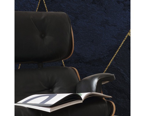 Vue détaillée d''un fauteuil avec magazine devant un mur à motifs géométriques