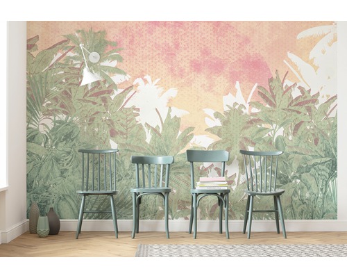 Salon avec papier peint jungle et quatre chaises