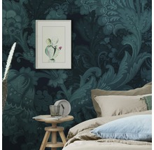 Chambre décorative avec papier peint à motifs, lit et table d''appoint