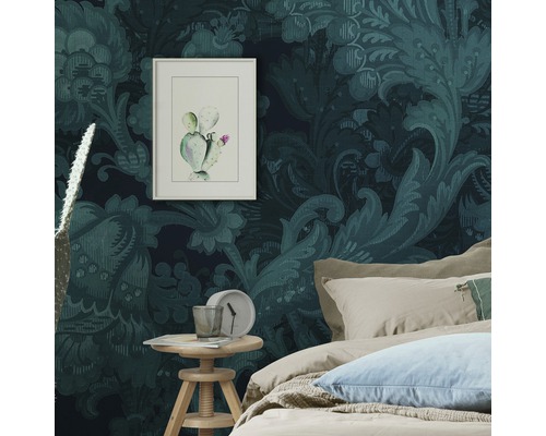 Chambre décorative avec papier peint à motifs, lit et table d''appoint