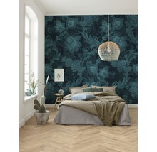Chambre avec papier peint floral, lit et parquet en motif de chevrons