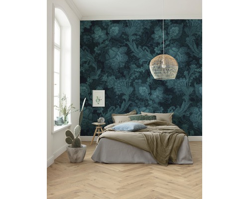 Chambre avec papier peint floral, lit et parquet en motif de chevrons