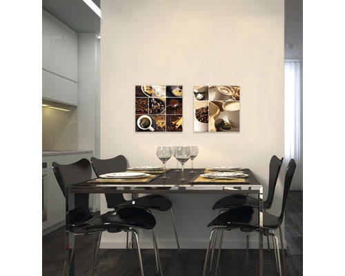 Salle à manger avec table, chaises et deux tableaux muraux avec des motifs de café