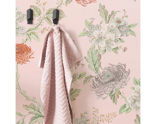 Mur avec papier peint floral, serviette sur crochet