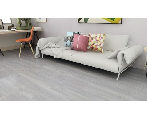 Salon avec plancher en bois clair, canapé et bureau