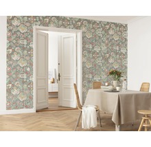 Salle à manger avec papier peint à motifs floraux, table à manger et parquet
