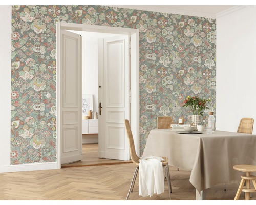 Salle à manger avec papier peint à motifs floraux, table à manger et parquet