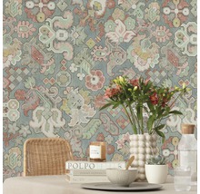 Papier peint à motifs avec décoration de table et chaise