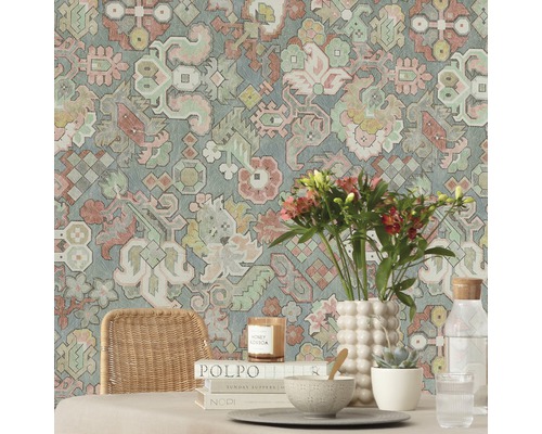 Papier peint à motifs avec décoration de table et chaise