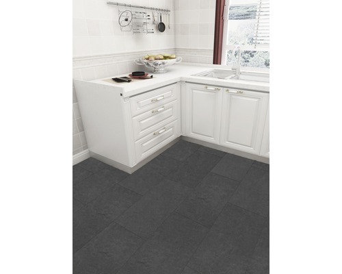 Scène de cuisine avec des armoires blanches et un sol sombre