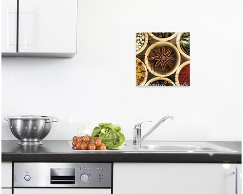 Tableau mural avec épices dans une cuisine