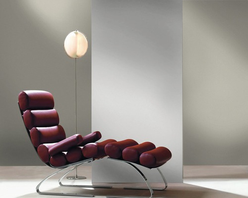 Fauteuil de lecture avec cadre en acier et assise rembourrée à côté d''un lampadaire