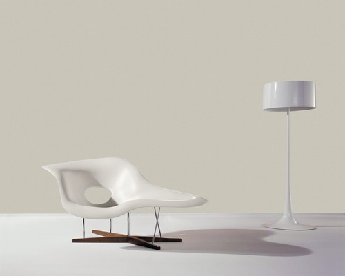 Scène avec fauteuil lounge en plastique et en bois et lampadaire