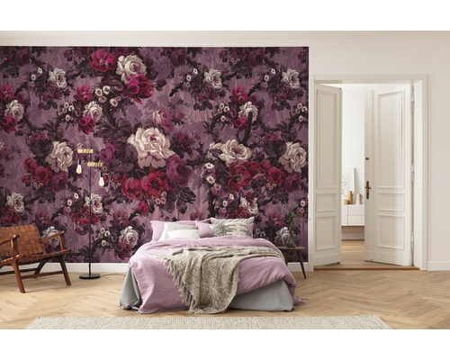 Chambre à coucher avec papier peint floral, lit et parquet