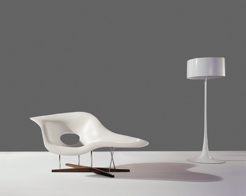 Scène avec un fauteuil et un lampadaire.