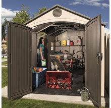 Abri de jardin ouvert avec outils de jardinage, outils et une femme.