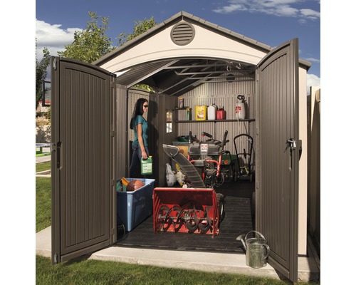 Abri de jardin ouvert avec outils de jardinage, outils et une femme.