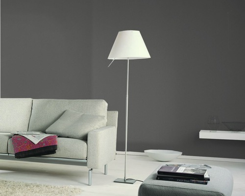 Salon avec lampadaire, canapé et pouf