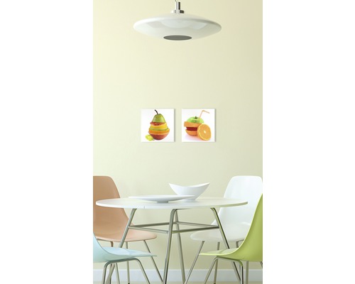 Salle à manger avec table, chaises et tableaux muraux à motifs de fruits
