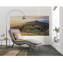 Innenraumszene mit Liege, Bogenlampe und Landschaftsbild