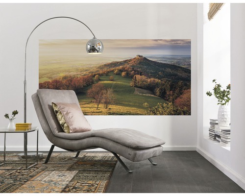 Scène d''intérieur avec méridienne, lampadaire arc et paysage